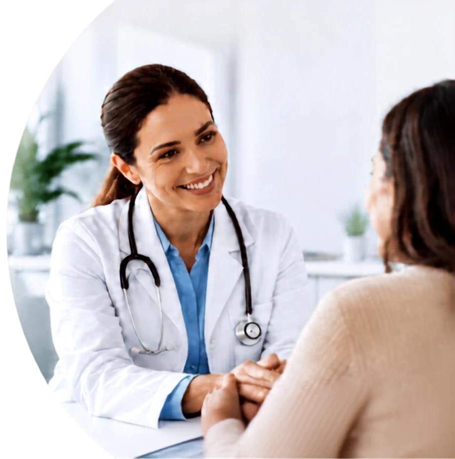 Médica conversa com uma paciente durante consulta